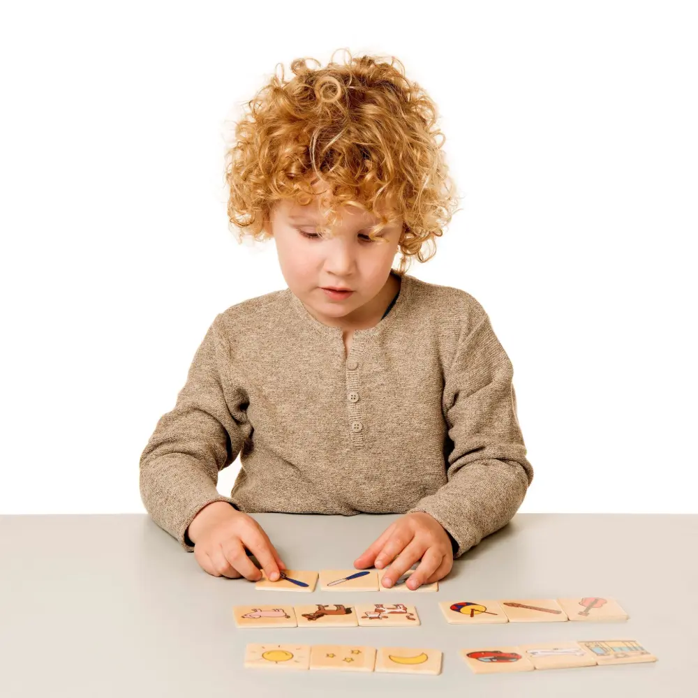 Kind spielt "Sortier drei"